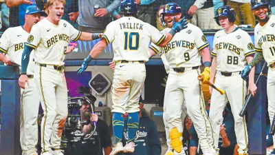 Sal Frelick, de los Milwaukee Brewers, celebra con sus compañeros tras conectar un jonrón ante los Tampa Bay Rays durante el segundo juego de la Serie Mundial 2026. Foto: Imagn Images./ Reuters