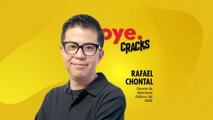 El fútbol no solo se vive en la cancha. También mueve industrias, transforma comunidades, impulsa el consumo y forma parte de nuestra identidad cotidiana.
En este episodio de Oye.Cracks, Ximena Bravo conversa con Rafael Chontal, gerente de Relaciones Públicas del MIDE, sobre “Pasa el balón”, una exposición que conecta el fútbol con la economía, las emociones y las decisiones que tomamos todos los días.
Además, jugamos “¿Tarjeta roja o fichaje inteligente?”, una dinámica sobre dinero y hábitos futboleros que seguramente te hará cuestionar más de una decisión financiera. 
