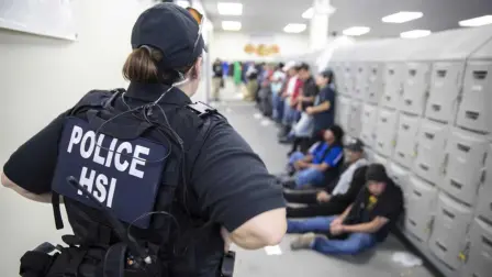 La policía migratoria estadounidense (ICE) detuvo a 680 trabajadores extranjeros de siete plantas procesadoras de alimentos en distintas localidades del estado de Mississippi, donde existe una alta presencia de inmigrantes de origen latino.