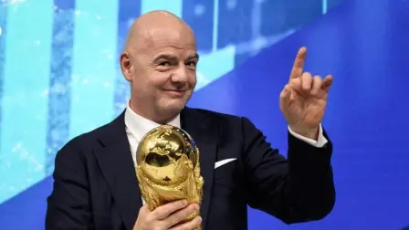 Gianni Infantino, presidente de la FIFA, sostiene la copa del mundo FIFA 2030. Foto: AFP.