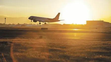 Amanecer en el Aeropuerto Internacional de la Ciudad de México. Foto EE: Eric Lugo.