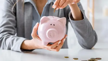 Las administradoras de pensiones te cobran una comisión por cuidar e invertir tu ahorro para el retiro, de esta forma recibes rendimientos por las operaciones que ellas realizan.