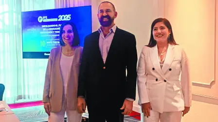 Directivos del Instituto para el Futuro de la Educación, Yesenia González, José Escamilla, y Verónica Sánchez, al término del conversatorio.