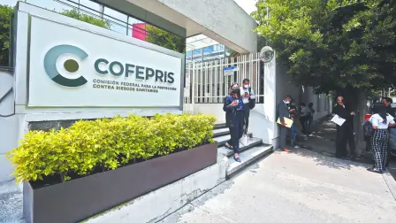 La Comisión Federal para la Protección contra Riesgos Sanitarios (Cofepris) suspendió al proveedor de una solución nutricional que se cree que está contaminada con una bacteria que habría causado la muerte de 13 niños en hospitales del Estado de México, informó este viernes la presidenta Claudia Sheinbaum.

Para más información del tema, visita: https://www.eleconomista.com.mx/empresas/cofepris-suspendio-empresa-dio-alimento-bebes-bacteria-klebsiella-oxytoca-sheinbaum-20241206-737284.html 

¡Síguenos en nuestras redes sociales para mantenerte informado!

Twitter: https://twitter.com/eleconomista 
Facebook: https://www.facebook.com/ElEconomista.mx
Instagram: https://www.instagram.com/eleconomistamx
LinkedIn: https://www.linkedin.com/company/el-economista/

#ElEconomista #EETV