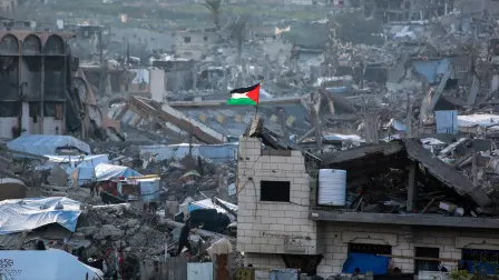 Una bandera palestina ondea entre las ruinas de los edificios en Beit Lahia, en el norte de la Franja de Gaza, el 4 de marzo de 2025.