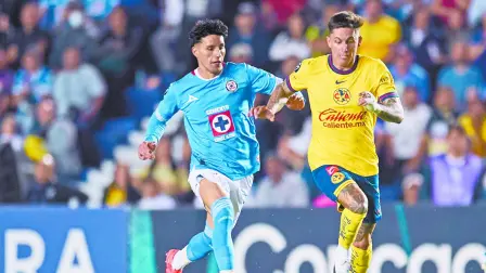 Duelo entre jugadores del Cruz Azul y el América.