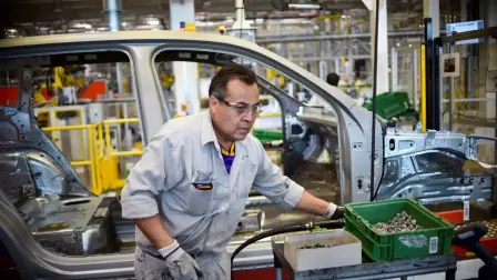 Las políticas arancelarias de Donald Trump podrían asestar un duro golpe a la economía mexicana, estrechamente vinculada a la del vecino estadounidense, y que durante décadas se ha visto impulsada por las exportaciones, especialmente en el sector automovilístico. La incertidumbre se cierne sobre la industria automotriz mexicana, que cuenta con importantes centros de producción de empresas internacionales.  

Para más información del tema, visita: https://www.eleconomista.com.mx/ 

¡Síguenos en nuestras redes sociales para mantenerte informado!

Twitter: https://twitter.com/eleconomista 
Facebook: https://www.facebook.com/ElEconomista.mx
Instagram: https://www.instagram.com/eleconomistamx
LinkedIn: https://www.linkedin.com/company/el-economista/

#ElEconomista #EETV