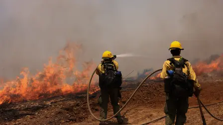 El llamado incendio Madre se desató el miércoles en una zona montañosa del bosque nacional Los Padres.