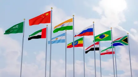 Banderas de los países que integran el grupo de los BRICS.
