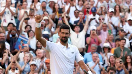 Djokovic continuó su apuesta por un octavo trofeo de Wimbledon y su título número 25º de Grand Slam, al vencer al italiano Flavio Cobolli 6-7(6), 6-2, 7-5 y 6-4.