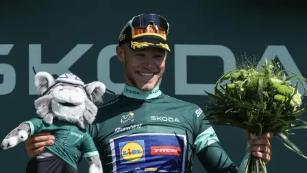 El ciclista italiano Jonathan Milan, del equipo Lidl-Trek, celebra en el podio con el maillot verde