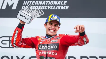 El piloto español de MotoGP del equipo Ducati Lenovo, Marc Márquez, celebra en el podio con su trofeo.