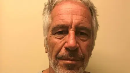 El gobierno estadounidense intenta mitigar la indignación de parte de los conservadores que lo acusan de encubrir a las élites al negarse a revelar los detalles del caso Epstein, un financiero hallado muerto en su celda en 2019 antes de su juicio por delitos sexuales.

Para más información del tema, visita: https://www.eleconomista.com.mx/internacionales/departamento-justicia-eu-interrogo-complice-epstein-20250724-769739.html

¡Síguenos en nuestras redes sociales para mantenerte informado!

Twitter: https://twitter.com/eleconomista 
Facebook: https://www.facebook.com/ElEconomista.mx
Instagram: https://www.instagram.com/eleconomistamx
LinkedIn: https://www.linkedin.com/company/el-economista/

#ElEconomista #EETV #Epstein