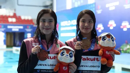 Las gemelas, Mía y Lía Cueva, ganaron la medalla de bronce en el Campeonato Mundial de Deportes Acuáticos Singapur 2025. Foto: Reuters