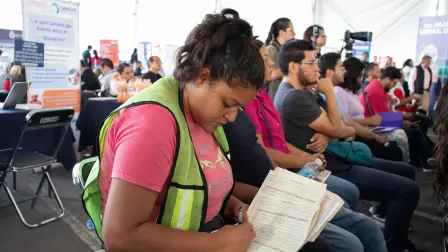 Jóvenes buscando empleo.