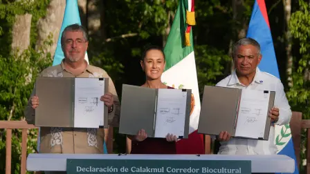 La presidenta de México, Claudia Sheinbaum; su homólogo de Guatemala, Bernardo Arévalo, y el primer ministro de Belice, John Briceño, firmaron la Declaración de Calakmul: Corredor Biocultural Gran Selva Maya.