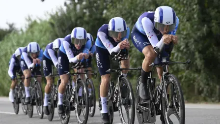Los ciclistas del equipo Israel Premier Tech durante la quinta etapa de la Vuelta a España.