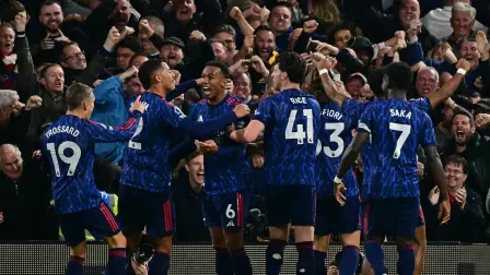 El centrocampista Leandro Trossard celebra con sus compañeros.
