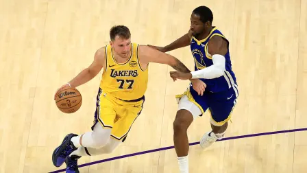 Luka Doncic de Los Ángeles Lakers dribla el balón contra Jonathan Kuminga.