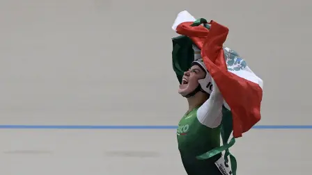 Yareli Acevedo celebra tras ganar la final de 25 km de la carrera por puntos femenina.