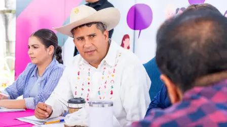 El alcalde durante un evento de atención ciudadana.