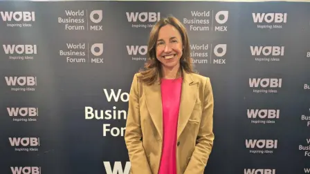 Elizabeth Dunn durante su presentación en WOBI México.