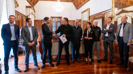 En Palacio de Gobierno estatal se reunieron integrantes del gabinete y directivos de Safran para anunciar dicha inversión.