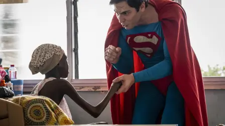 Leonardo Muylaert, conocido como el Superman brasileño, saluda a un paciente durante una visita al Hospital Universitario Korle Bu en Accra.