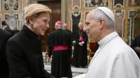 El Papa León XIV reunido con la actriz Cate Blanchett.