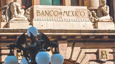 El Banco de México (Banxico) redujo su estimación media de crecimiento para el Producto Interno Bruto (PIB) de este año en 0.3% desde el 0.6% que tenían a fines de agosto.

Para más información del tema, visita: 

¡Síguenos en nuestras redes sociales para mantenerte informado!

Twitter: https://twitter.com/eleconomista 
Facebook: https://www.facebook.com/ElEconomista.mx
Instagram: https://www.instagram.com/eleconomistamx
LinkedIn: https://www.linkedin.com/company/el-economista/

#ElEconomista #EETV