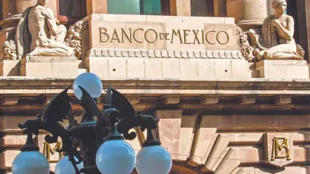 El Banco de México (Banxico) redujo su estimación media de crecimiento para el Producto Interno Bruto (PIB) de este año en 0.3% desde el 0.6% que tenían a fines de agosto.

Para más información del tema, visita: 

¡Síguenos en nuestras redes sociales para mantenerte informado!

Twitter: https://twitter.com/eleconomista 
Facebook: https://www.facebook.com/ElEconomista.mx
Instagram: https://www.instagram.com/eleconomistamx
LinkedIn: https://www.linkedin.com/company/el-economista/

#ElEconomista #EETV