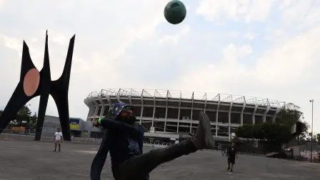 CIUDAD DE MÉXICO, 07DICIEMBRE2025.- Algunos asistentes a la Posada Antimundial dominaron un balón en la explanada del Estadio Azteca. FOTO: DANIEL AUGUSTO/ CUARTOSCURO.COM