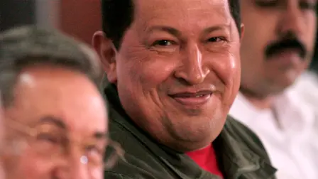 Hugo Chávez con el presidente cubano Raúl Castro y Nicolás Maduro, entonces ministro de Relaciones Exteriores, en abril de 2009.