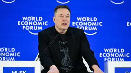 Elon Musk, director ejecutivo de SpaceX y Tesla, y empresario sudafricano-canadiense-estadounidense, habla durante la reunión anual del Foro Económico Mundial (FEM) en Davos el 22 de enero de 2026. El Foro Económico Mundial se celebra en Davos del 19 al 23 de enero de 2026. (Foto: Fabrice COFFRINI / AFP)