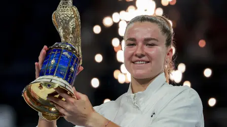 Karolina Muchova reacciona mientras levanta el trofeo tras vencer a la canadiense Victoria Mboko en la final individual femenina del Abierto de Qatar, en Doha.
