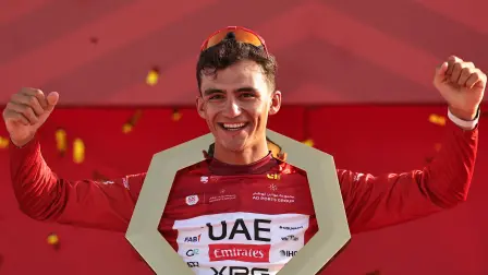 El ciclista mexicano Isaac Del Toro Romero celebra con el trofeo en el podio.