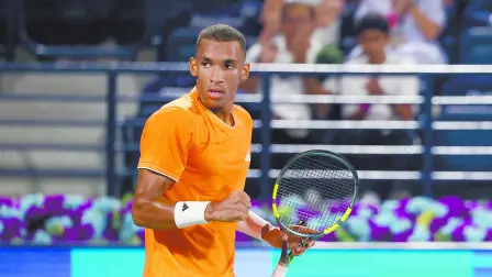 Felix Auger-Aliassime durante su participación en el China's Zhizhen Zhang.