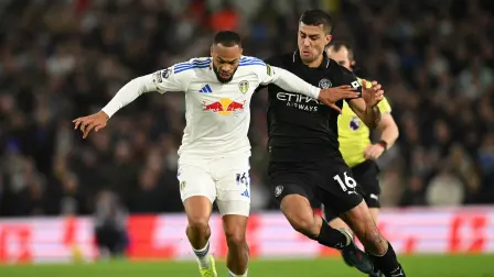 El delantero alemán del Leeds United, Lukas Nmecha, compite con el centrocampista español del Manchester City, Rodri.