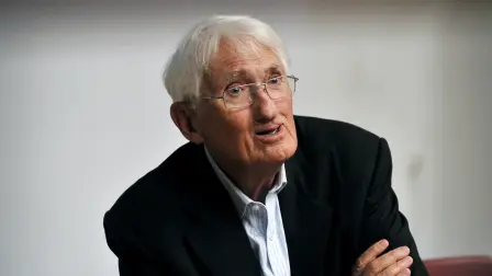 El filósofo alemán Jürgen Habermas habla con periodistas en un auditorio de la Escuela de Filosofía de Atenas el 6 de agosto de 2013.