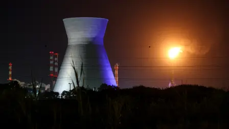 Quema el exceso de gas en la refinería de petróleo de Haifa, ciudad del norte de Israel, a última hora del 19 de marzo de 2026.