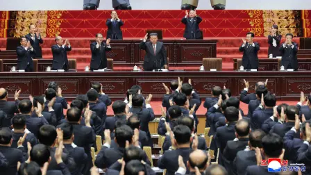 El líder norcoreano Kim Jong Un (C) durante la Primera Sesión de la XV Asamblea Popular Suprema en el Salón de Asambleas Mansudae en Pyongyang.