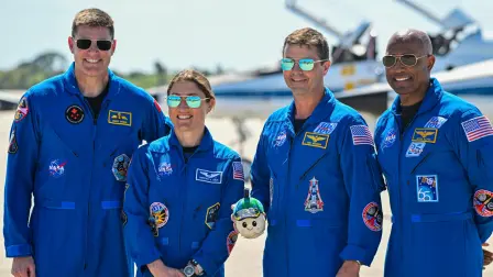 El astronauta de la Agencia Espacial Canadiense, el especialista de misión Jeremy Hansen, la astronauta de la NASA y especialista de misión Artemis II Christina Koch, el astronauta de la NASA y comandante de Artemis II Reid Wiseman y el astronauta de la NASA y piloto de Artemis II Victor Glover.