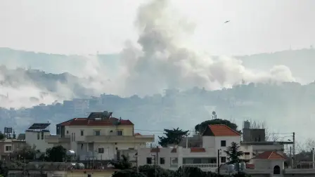 El humo se eleva tras un ataque aéreo israelí contra la aldea de Taybeh, en el sur del Líbano.