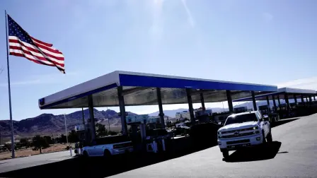 El precio promedio de la gasolina en Estados Unidos se disparó por encima de los 4 dólares por galón este martes, su nivel más alto en casi cuatro años debido a la guerra con Irán.

¡Síguenos en nuestras redes sociales para mantenerte informado!