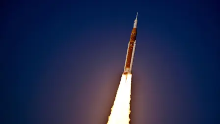 La misión Artemis II de la NASA, cuyo objetivo es sobrevolar la Luna, compuesta por el cohete Space Launch System (SLS) con la cápsula tripulada Orion, asciende tras su despegue desde el Centro Espacial Kennedy en Cabo Cañaveral, Florida.
