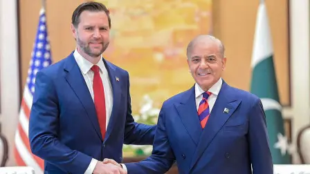 JD Vance saluda al primer ministro pakistaní Shehbaz Sharif en Islamabad, previo a conversaciones de paz entre Estados Unidos e Irán (11 de abril de 2026).