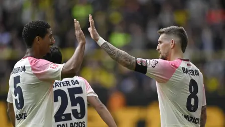 El centrocampista alemán del Bayer Leverkusen, Robert Andrich, es felicitado por el defensa francés Loic Bade.