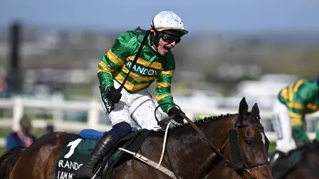 El jinete Paul Townend celebra la victoria de I Am Maximus en la Grand National Handicap Chase, en la última jornada del Festival de Carreras de Caballos de Grand National.