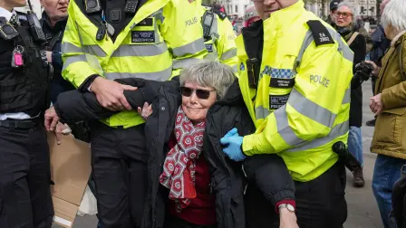 La policía se lleva a un manifestante mientras la gente se reúne para exigir el levantamiento de la prohibición del grupo Palestine Action durante una manifestación en Trafalgar Square, en el centro de Londres.