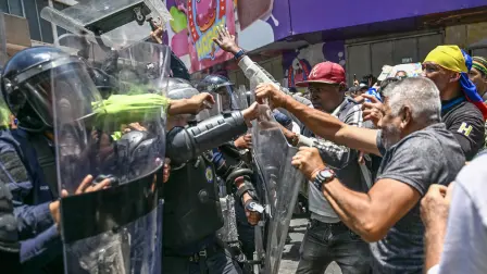 Opositores al gobierno de la presidenta interina venezolana Delcy Rodríguez se enfrentaron con la policía durante una manifestación en la que exigían aumentos salariales y de pensiones.